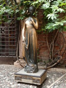Julia, Bronzestatue von Costantini, im Hof des Julia-Hauses