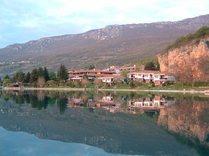Spring AGORA 2004 (22.04.2004 - 25.04.2004) - Impressions from Lake Ohrid - 11: View to Desaret Hotel complex