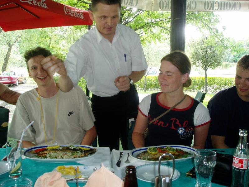 macedonIANA JONES (09.07.2004 - 23.07.2004) - Paulica's - 27: Dimitri & Jeske ordered fish and the waiter went fishing to the lake...