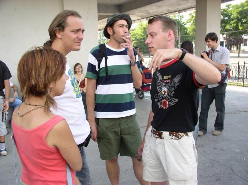 TRUTH or DARE... (11.08.2004 - 24.08.2004) - More photos - 69: Carsten is still looking cool, Michael explains, Andreas and Elisa are listening.