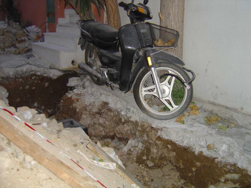 European School I Patra (04.12.2004 - 12.12.2004) - pics from Athens ... - 8: the best anti-theft protection I ever saw ...