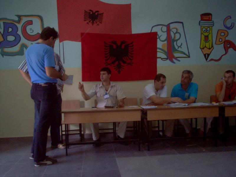 MONITORING ALBANIAN ELECTIONS (28.06.2005 - 06.07.2005) - Albania 05 - 33: Voting day
