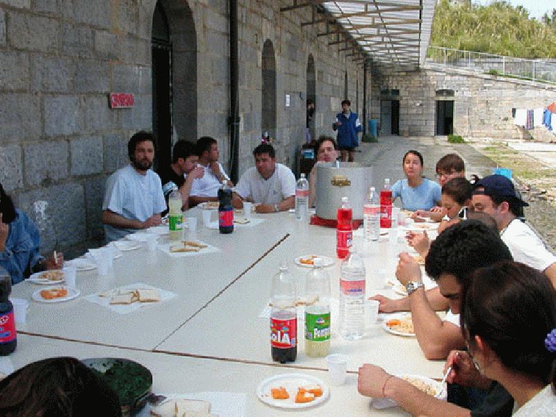 La Isla Bonita (25.04.2002 - 29.04.2002) - AEGEE-Torino's camera - 57: Lunch outside