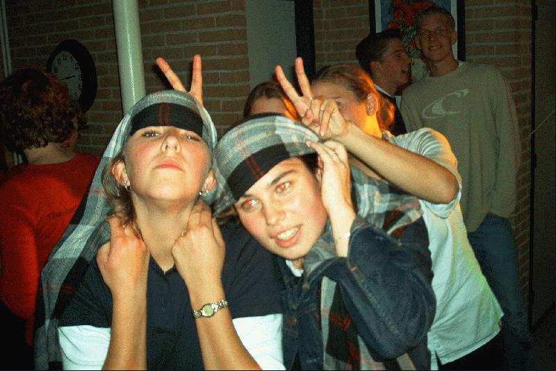 Het After Intro Program (29.08.2002 - 14.11.2002) - Kamp - Feest op vrijdagavond / zaterdagochtend - 8: De dames van Atomos in een rare bui