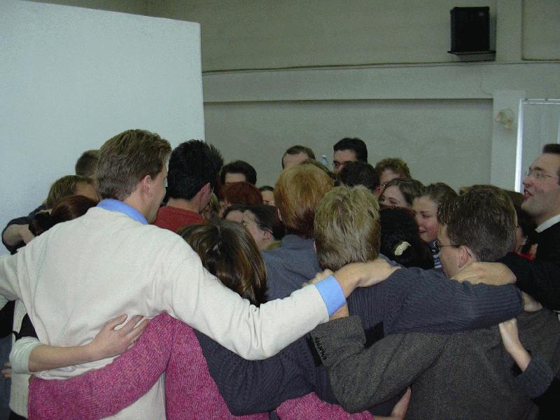 European School I Gdansk (27.10.2002 - 03.11.2002) - Sunday - Thank you and goodbye - 9: Big group hug