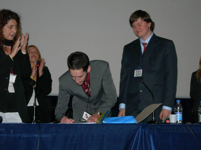 Fall Agora 2006 (02.11.2006 - 05.11.2006) - Autumn Agora Napoli - 36: The family is growing: Pedro from Lisbon sighs the Convention d'Adhesion for AEGEE-Lisboa