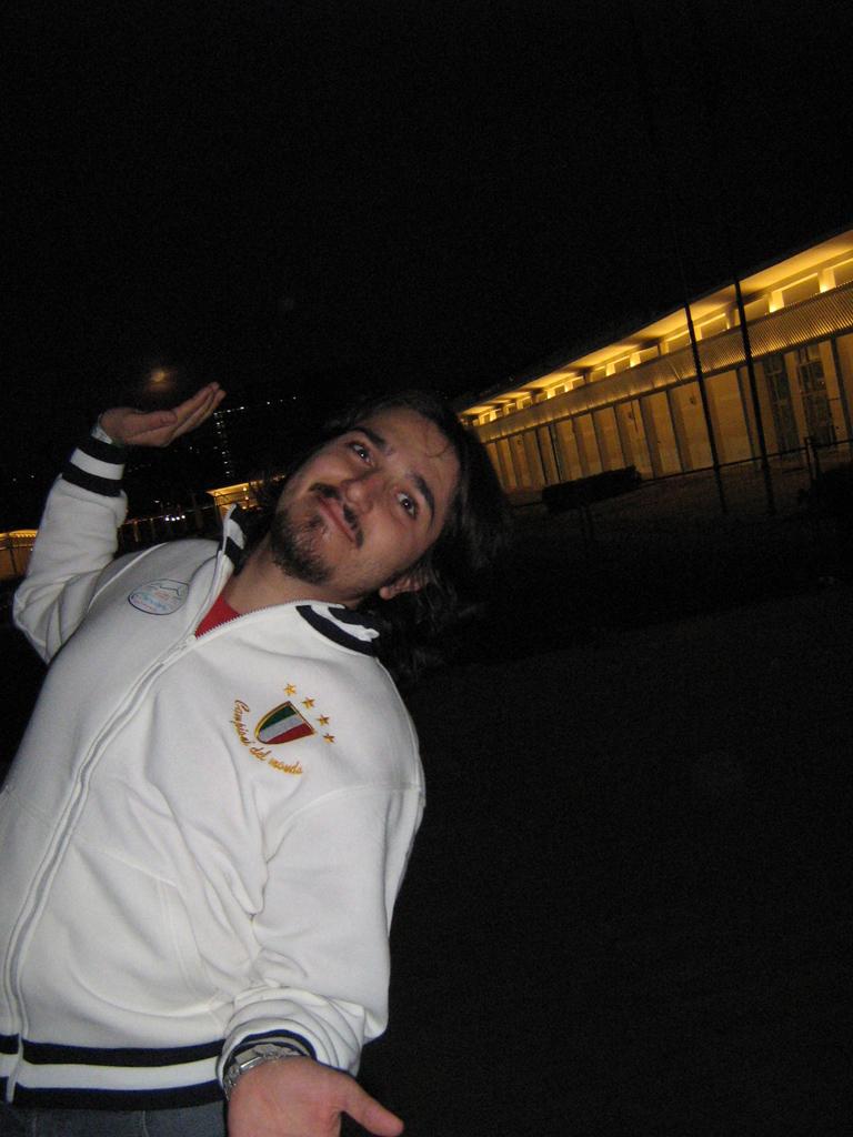Fall Agora 2006 (02.11.2006 - 05.11.2006) - Agora Napoli in Aegee Slivovice Style - 18: Oguz holding the MOON...heavy?