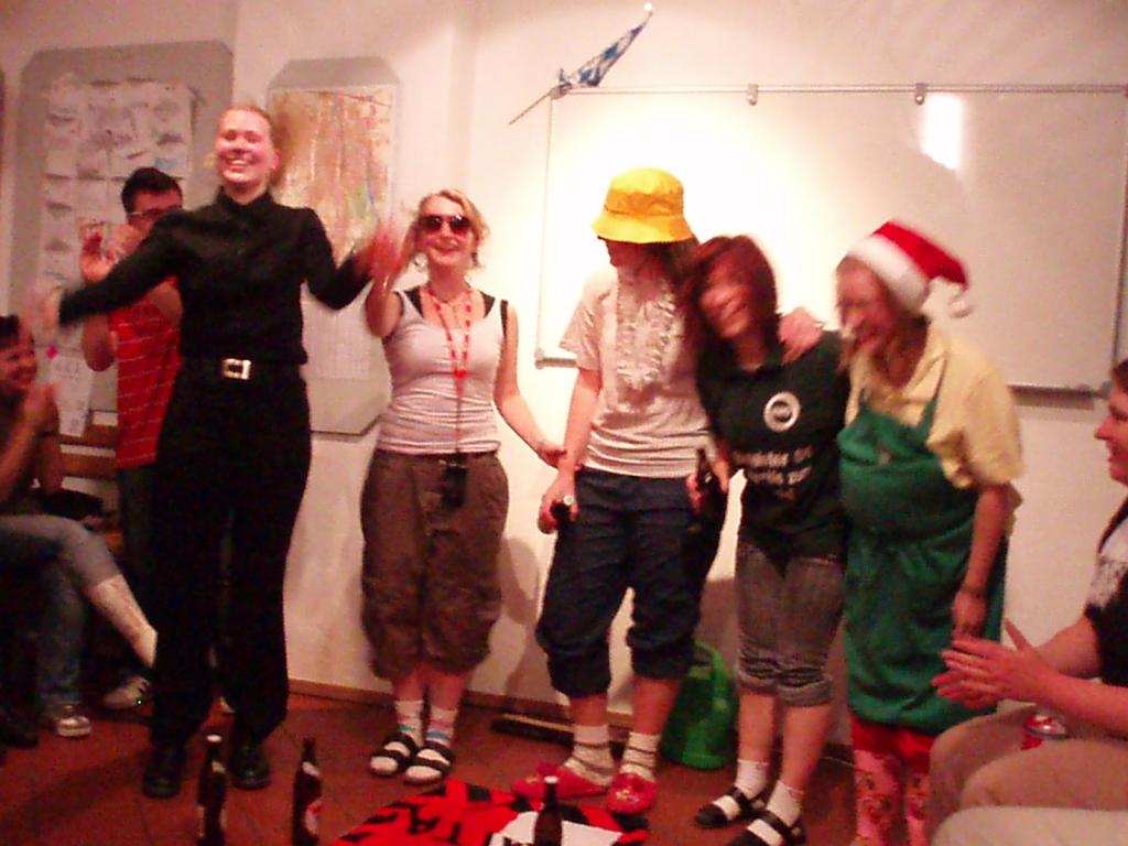 Public Relations European School 1 (07.10.2007 - 14.10.2007) - Nadine's pics - 44: Applause for the actors!