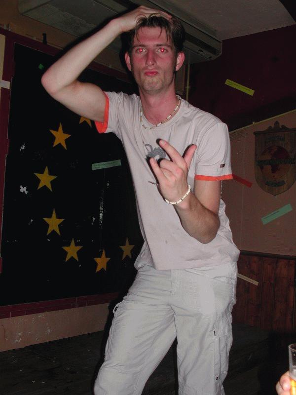 Kroegavond (15.04.2003 - 16.04.2003) - SB :: Themafeest :: Jaren 90 - 7: Sjoerd was vroeger ook gabber geweest, met staart en weggeschoren zijkanten en al. Z'n cavello lag nog bij z'n ouders, dus was toch maar in gewone outfit gekomen.