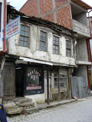 25: Falling down house in Ohrid