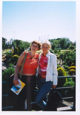 7: Karin & Evelin in Madurodam