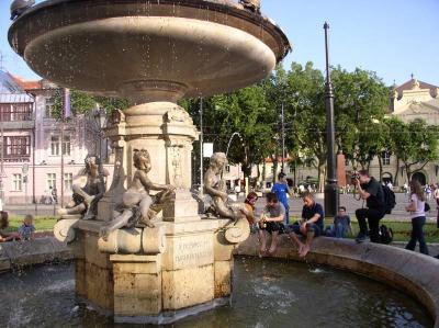 3: The fountain at the national theatre - watch the drops!