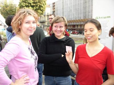 2: Prominent Agora visitors: multi-colour haired Academy board member Gosia Kruszyna from Poznan&Berlin (left), former NetCom speaker and Academy board member Tine Bader from Passau (right) - and the new IPWG secretary Arleta Bojke in the middle.