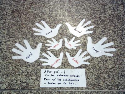 1: White hands,symbol of civic resistance