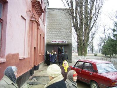 24: the red one is the drivers taxi, people are coming and going