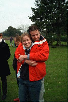 34: Diane weet met een smoes dat ze het koud heeft een knuffel bij Meindert los te krijgen