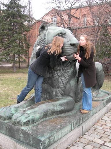 15: Kissing the lion, the symbol of Sofia: Astrid Schrader (Passau) and Julia Hoffmann (Mainz-Wiesbaden).