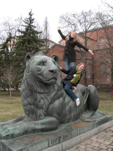 16: AEGEE-Passau tames the lion: Astrid Schrader and Anna Gottschalk.